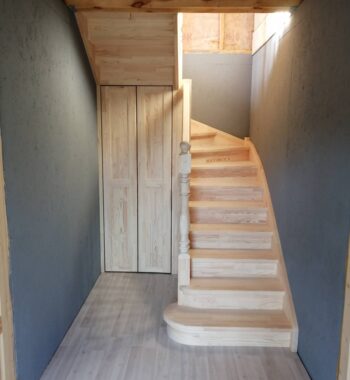 Лестница из сосны с поворотом на 180 градусов с забежными ступенями и шкафом