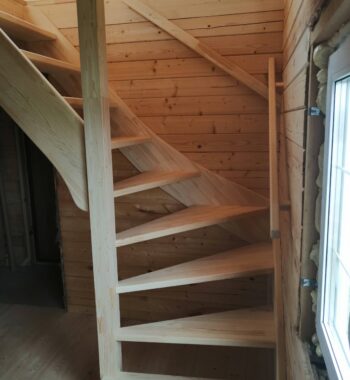 Лестница из дерева г-образная из сосны с забежными ступенями