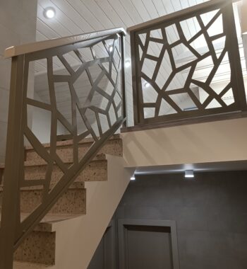 П-образная лестница на бетонном основании
